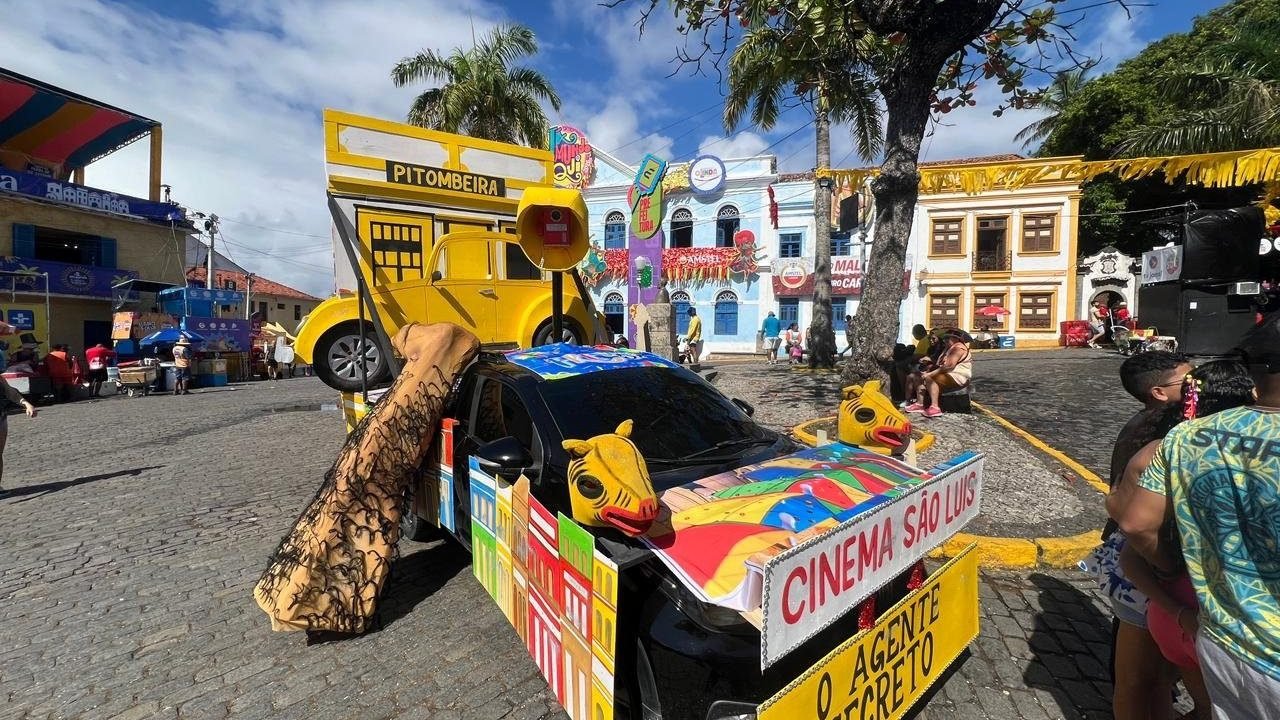 whatsapp_image_2026_02_16_at_08_33_10__1_-36463648 Foto: Cena do filme 'O Agente Secreto' onde o ator Wagner Moura aparece com um c