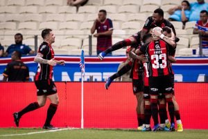 Jogadores do Vitória em comemoração do segundo gol sobre o Fortaleza na final da