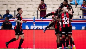 Jogadores do Vitória em comemoração do segundo gol sobre o Fortaleza na final da